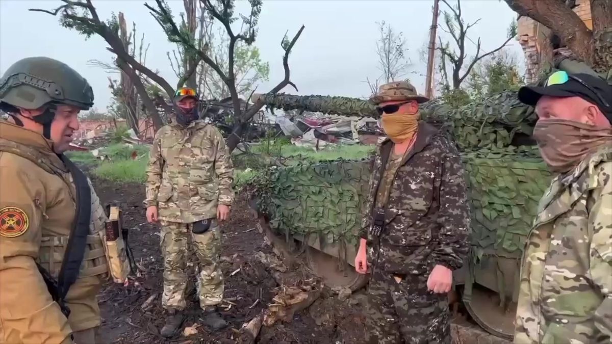 Video: Ruští vagnerovci tvrdí, že se stahují z Bachmutu